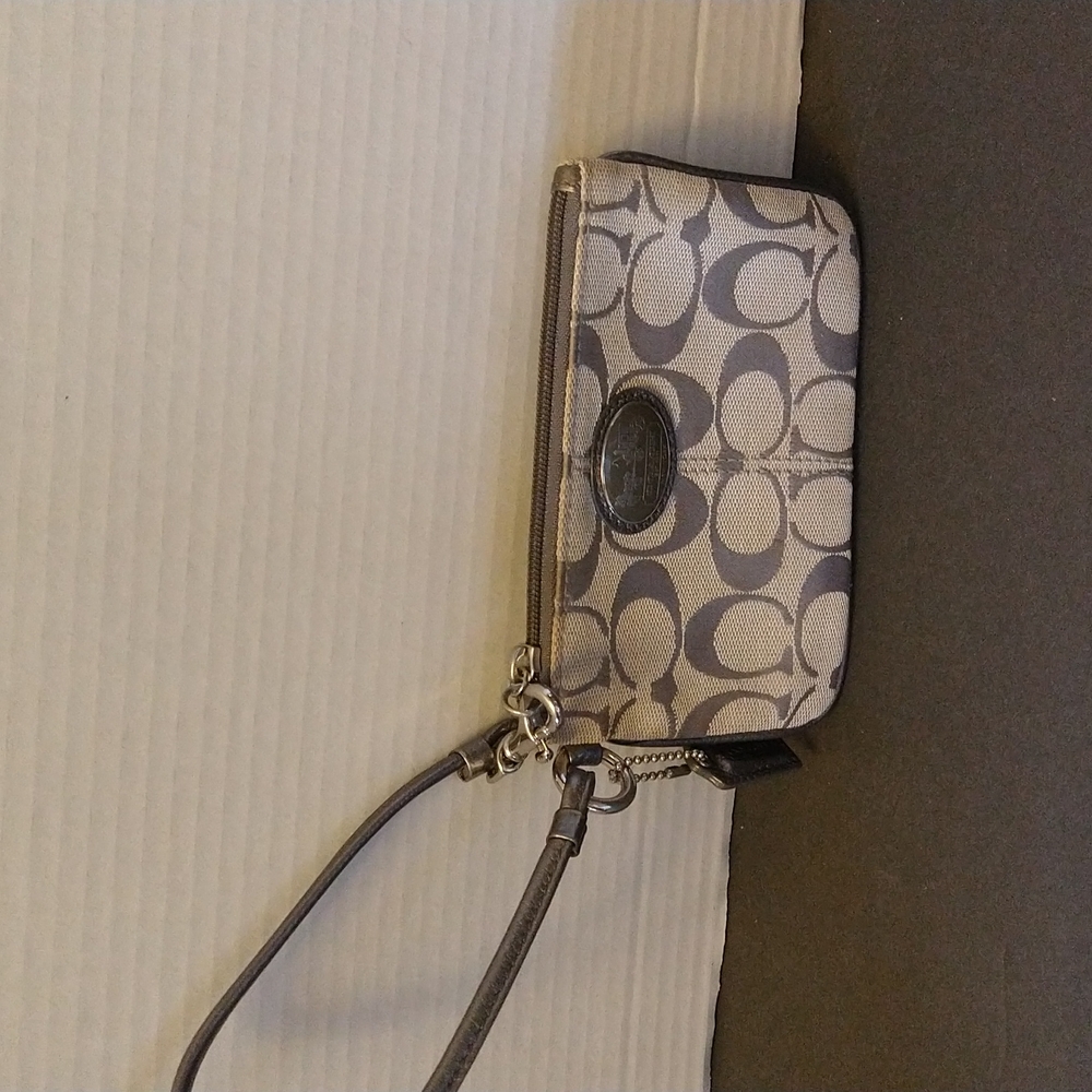 VGUC. Vintage coach wristlet.
